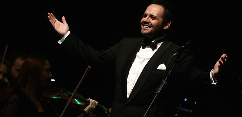 ABD’de piyano çalan Türk doktor Mehmet Öz’e opera sanatçısı Murat Karahan eşlik etti