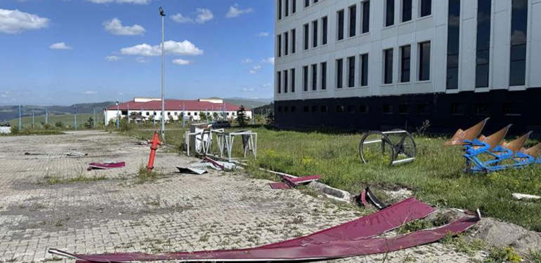 Ardahan’da kuvvetli rüzgar çatıları uçurdu